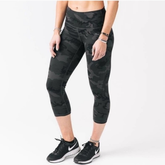 Zyia Active Women’s Luxe High Rise Camo Cropped Capri Leggings Yoga Pants 6-8 - Picture 1 of 5